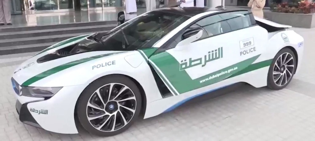 BMW i8, la nuova arrivata nella flotta della Polizia di Dubai [VIDEO]