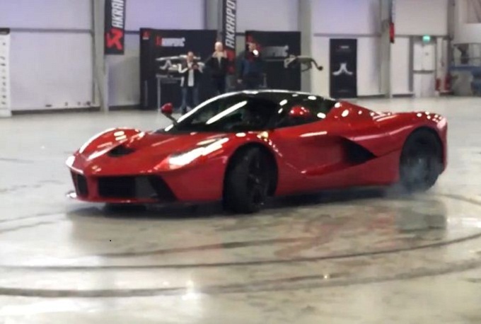 Ferrari LaFerrari sgasa disegnando cerchi in un hangar [VIDEO]