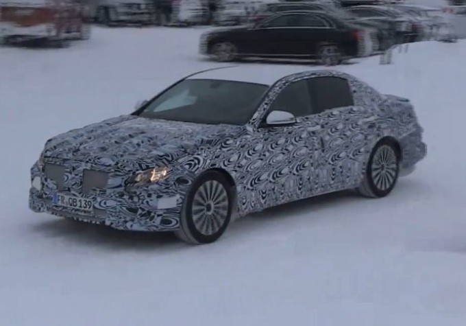 Mercedes Classe E MY 2017 filmata sulla neve durante i test [VIDEO SPIA]