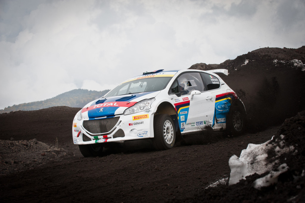 Peugeot 208 T16 e Paolo Andreucci: spettacolo ed emozioni forti nella scalata all’Etna [VIDEO]