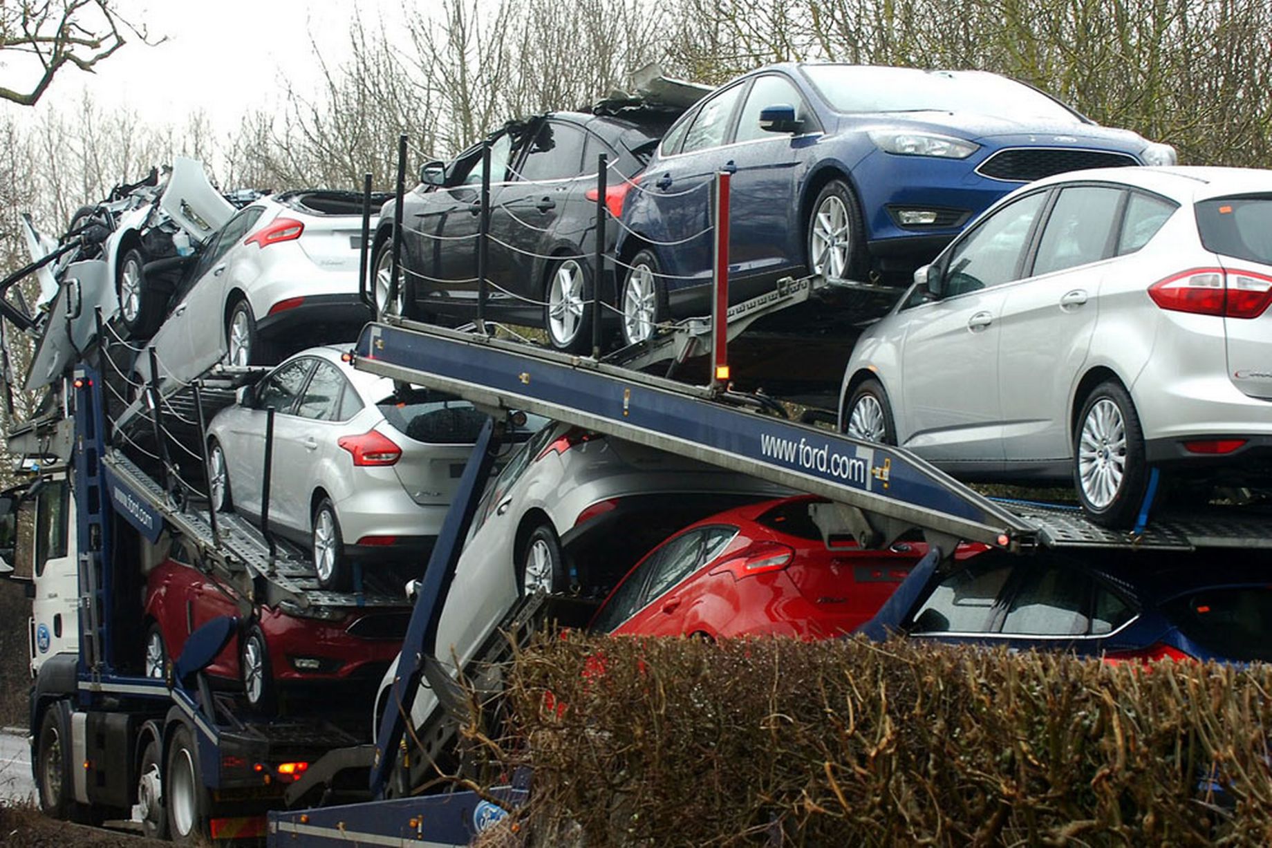 Inghilterra: Ford nuove di zecca sbriciolate sotto a un ponte