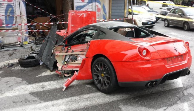 Roma: perde il controllo della Ferrari e finisce dentro a un negozio