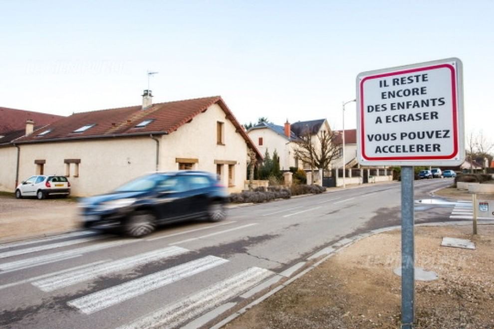 Francia, cartello shock vicino a una scuola: “Potete accelerare”