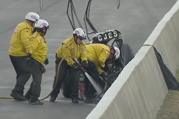 Dragster in volo, il pluricampione Larry Dixon se la cava con qualche ferita [VIDEO]