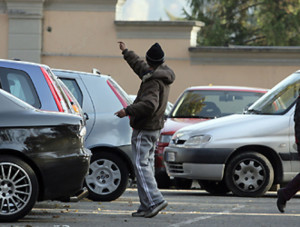 Napoli: i parcheggiatori abusivi invadono la città