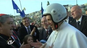 Papa Francesco, a Napoli il casco lo mette anche lui