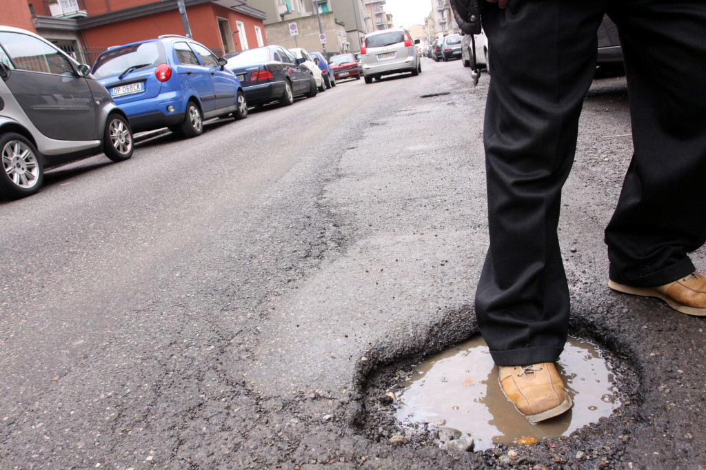 Sicilia: Partinico invasa dalle buche, il comune impone limite di 10 km/h