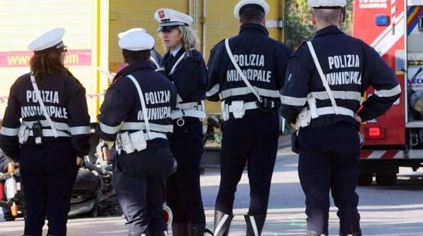 Milano: vigile si vendica con i colleghi multandoli