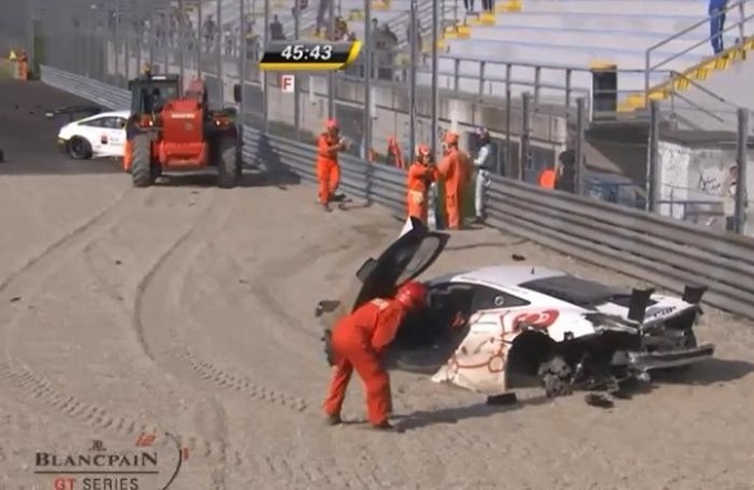 Autodromo di Monza, guardrail salva la vita ai commissari di gara [VIDEO]