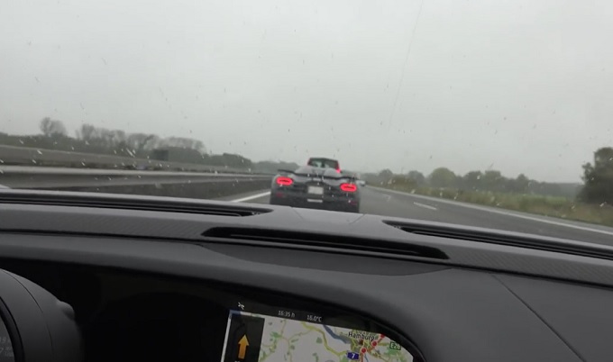 Porsche 918 Spyder vs Koenigsegg Agera R, che sfida sull’Autobahn tedesca [VIDEO]