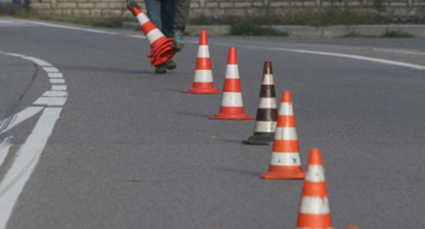 Le auto gli disturbano il sonno, lui delimita la strada con dei birilli