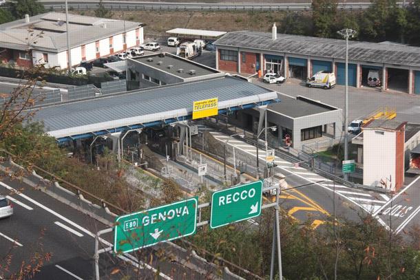 A12: si lancia dal viadotto per sfuggire alla polizia