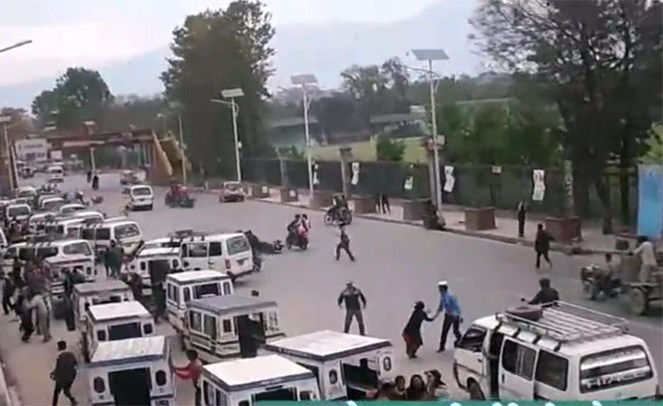 Nepal: una telecamera del traffico mostra l’intensità del terremoto