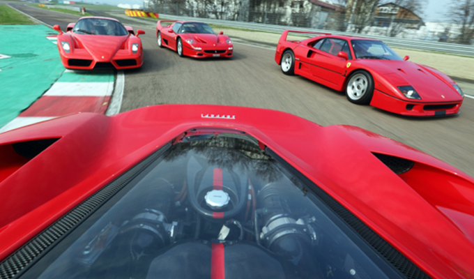 Ferrari: quattro potenti voci riempiono il teatro di Fiorano [VIDEO]