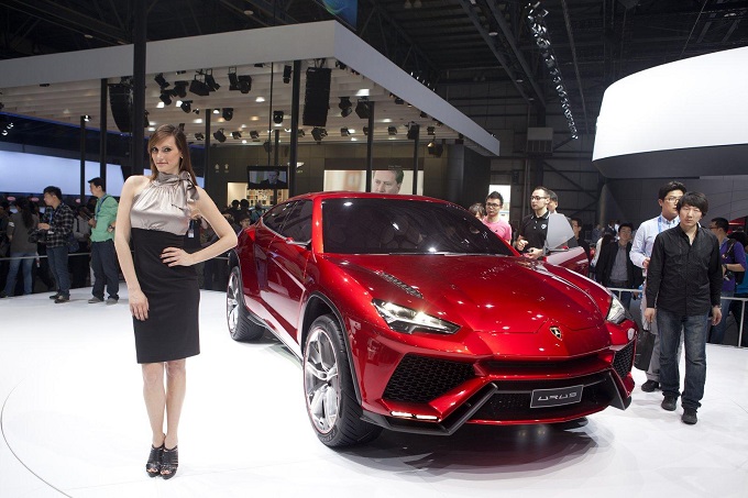 Lamborghini Urus, il nuovo SUV del Toro è in attesa del semaforo verde [FOTO]