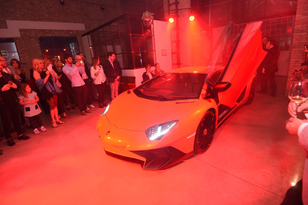 Lamborghini Aventador SuperVeloce star assoluta nell’approdo scenico a Bologna [FOTO]