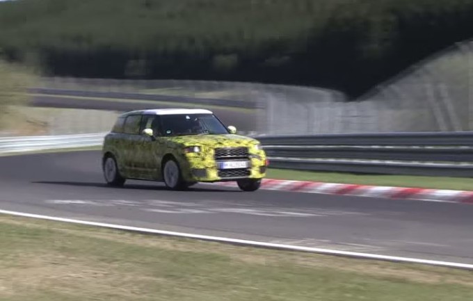 MINI Countryman MY 2017 filmata mentre sfreccia sul tracciato del Nürburgring [VIDEO SPIA]