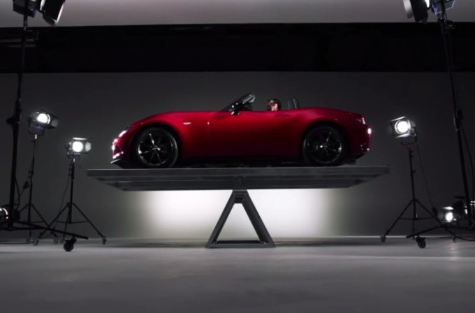 Mazda MX-5 Miata, distribuzione del peso 50:50 messa alla prova [VIDEO]