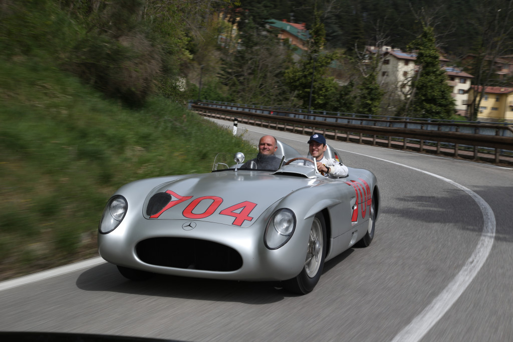 Mille Miglia 2015: Moss e Herrmann tornano al volante della mitica Mercedes 300 SLR [FOTO]