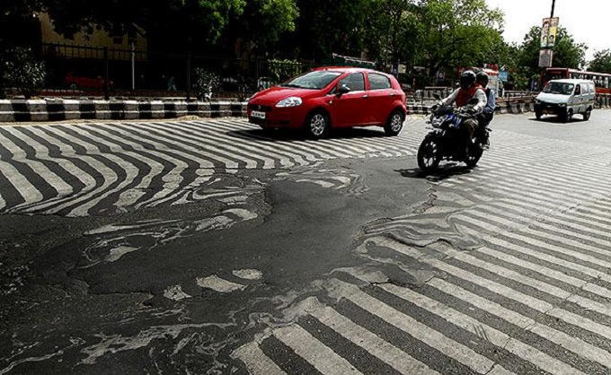 India, l’eccezionale ondata di caldo scioglie anche le strade