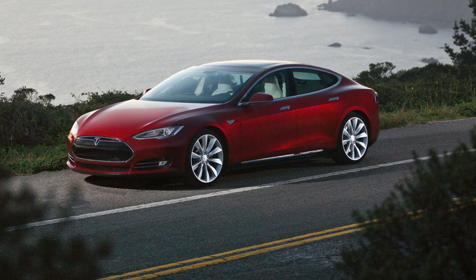 Tesla: potrebbe arrivare in estate un software per la guida autonoma