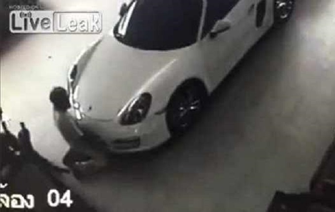 Uomo fa sesso con una Porsche ferma in un parcheggio di Bangkok