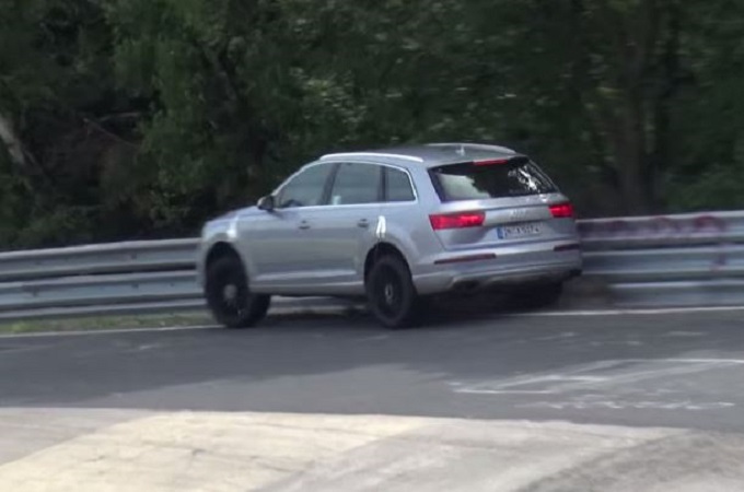 Audi SQ7 sbanda al Nürburgring e sbatte sul guard rail [VIDEO]