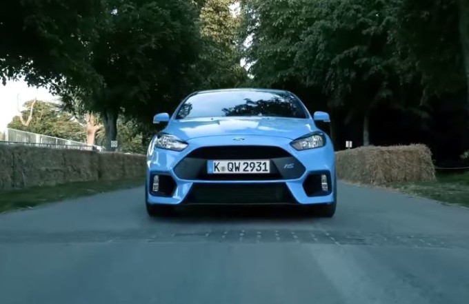 Ford Focus RS MY 2016 scalda i motori in attesa di sfrecciare a Goodwood [VIDEO]