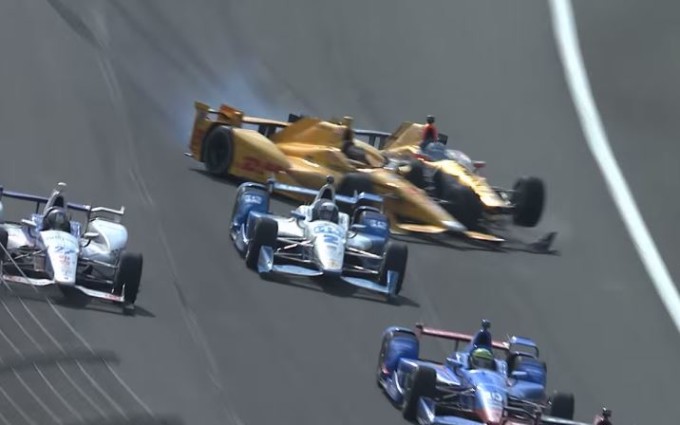 IndyCar 2015, altro incidente pericoloso: prima il contatto e poi il volo [VIDEO]