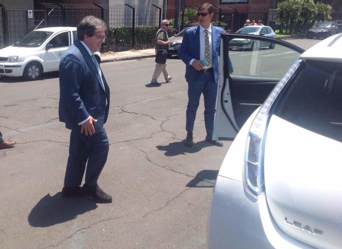 Nissan Leaf consegnata a Enzo Bianco, sindaco di Catania