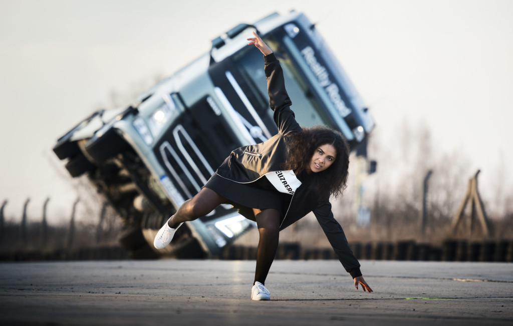 Volvo Trucks, il camion FH fa acrobazie su due ruote [VIDEO]