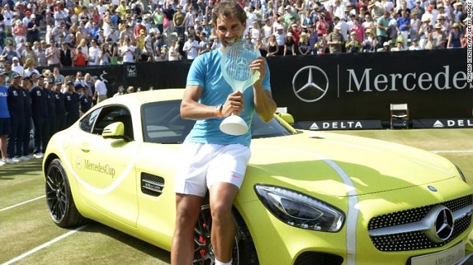 Mercedes-AMG GT gialla in premio a Rafa Nadal