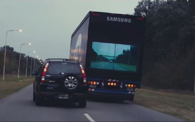 Il portellone del camion diventa display per rendere i sorpassi più sicuri [VIDEO]