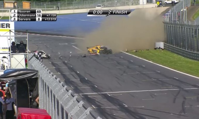 GT4 Series: incidente terrificante sotto la bandiera a scacchi di Zeltweg [VIDEO]