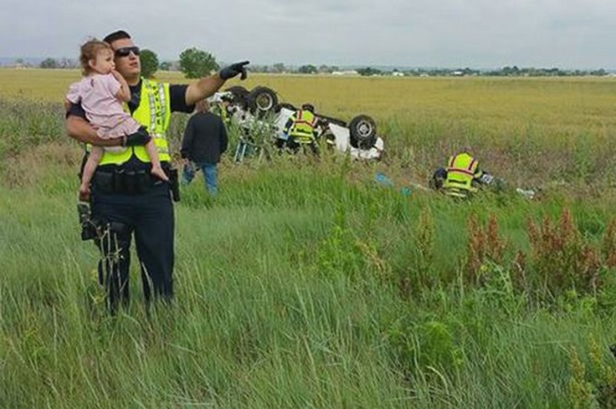 Brutto incidente stradale negli Usa e il poliziotto culla la bimba