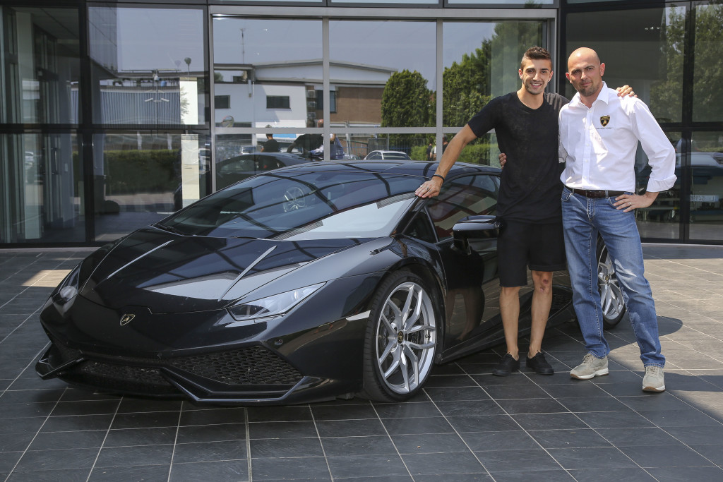 Andrea Iannone in visita alla Lamborghini