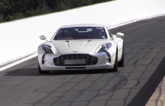 Aston Martin One-77: il rombo del V12 sul circuito di Spa [VIDEO]