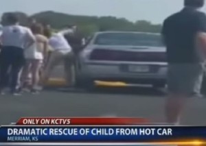 Bambina di 2 anni lasciata in auto sotto il sole, donna spacca il finestrino e la salva [VIDEO]