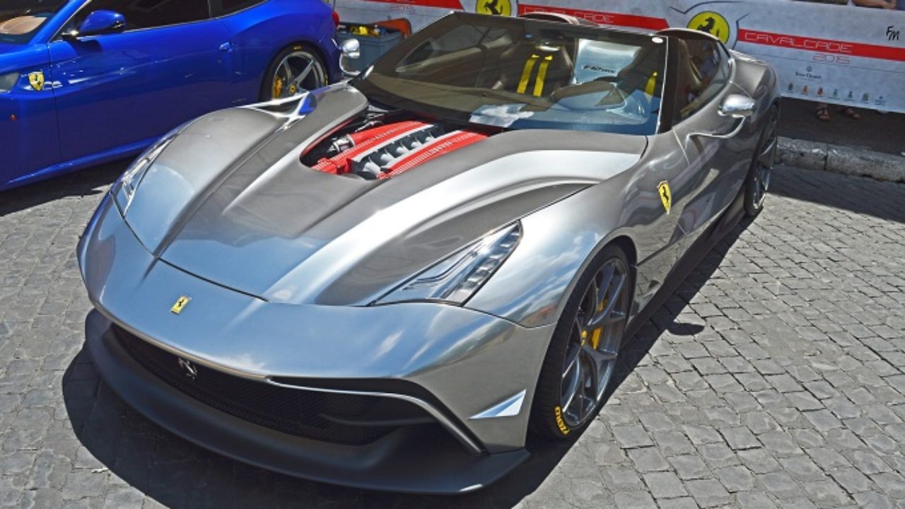 Ferrari F12 Trs, A Roma Appare Un Modello Unico Color Argento [Foto]