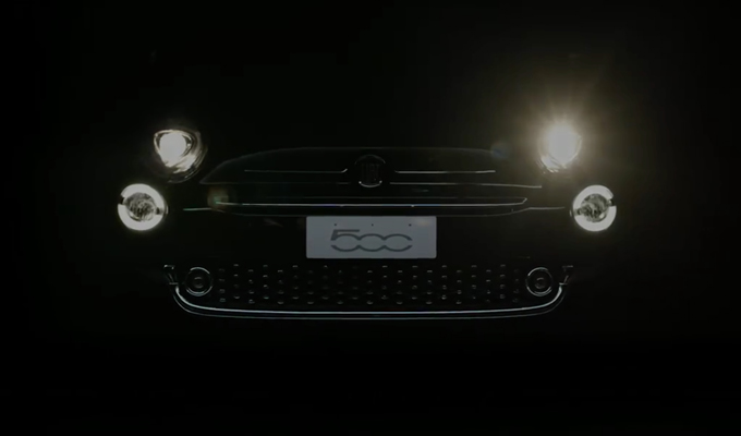 Fiat 500 restyling 2015: un’anteprima del frontale a luci accese nell’ombra