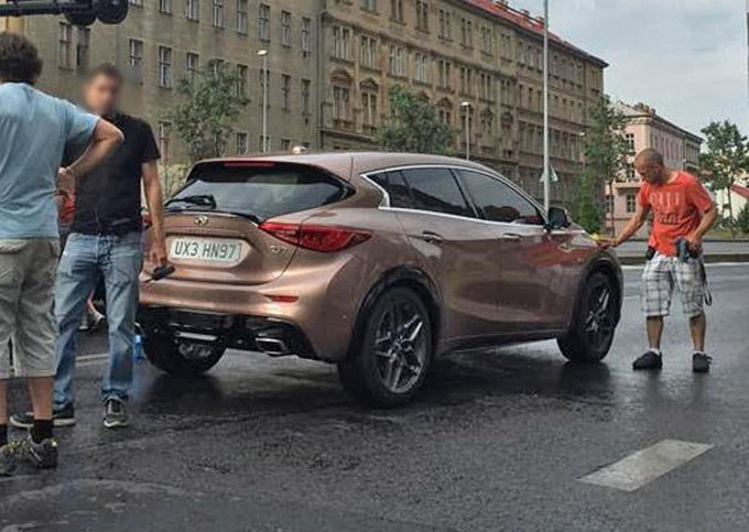 Infiniti Q30 immortalata per strada a Praga