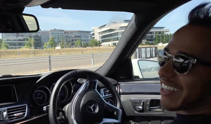 Mercedes E 63 AMG: sempre di traverso con Lewis Hamilton [VIDEO]