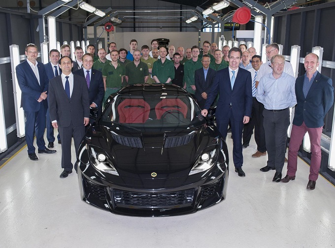 Lotus Evora 400, il primo esemplare esce dalla catena di montaggio