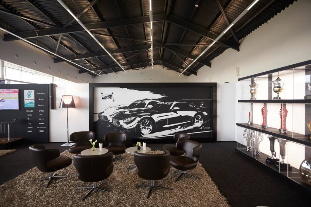 Mercedes AMG GT3 ricreata col nastro sulla parete [FOTO]