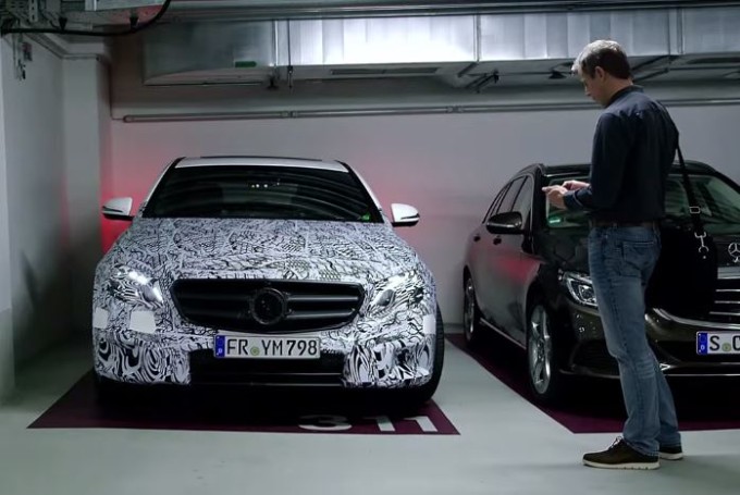 Mercedes Classe E MY 2017: anteprima del sistema di parcheggio da remoto [VIDEO]