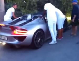 Porsche 918 Spyder: incidente in un parcheggio a Saint Tropez [VIDEO]