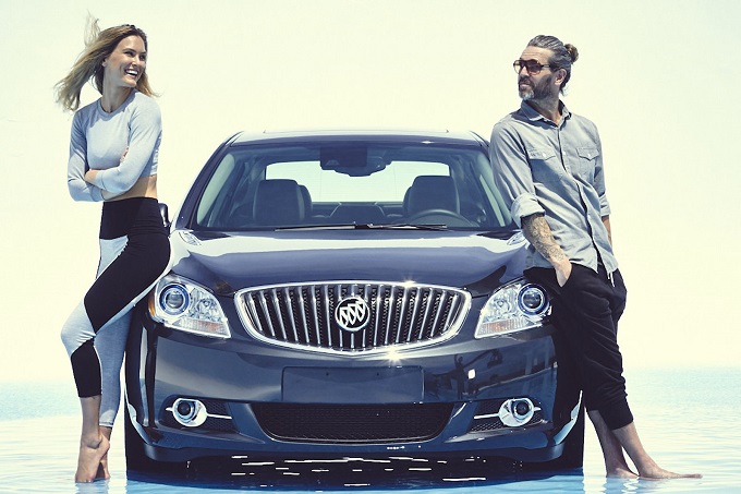 Buick insegna Yoga con Bar Refaeli e Ciad Dennis [VIDEO]