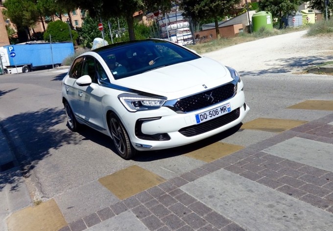 Nuova DS 5, l’eleganza pervade le strade della Toscana [VIDEO]