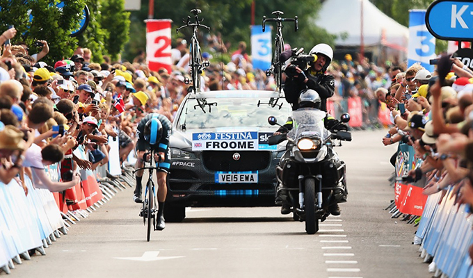 Jaguar F-Pace, ecco le FOTO LIVE del debutto al Tour de France 2015