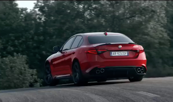 Alfa Romeo Giulia Quadrifoglio: altri filmati della ruggente berlina [VIDEO]